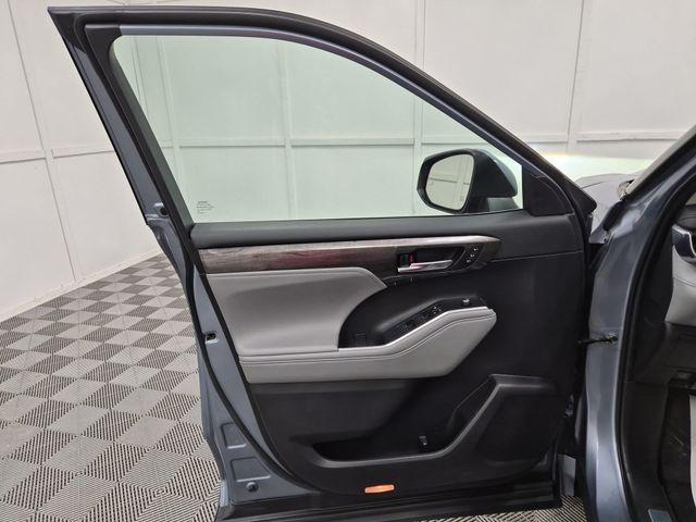 used 2022 Toyota Highlander Hybrid car, priced at $42,839