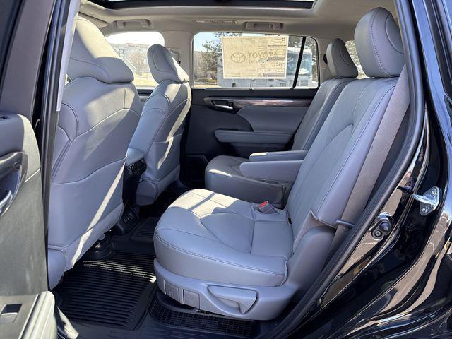 new 2026 Toyota Highlander Hybrid car, priced at $58,416