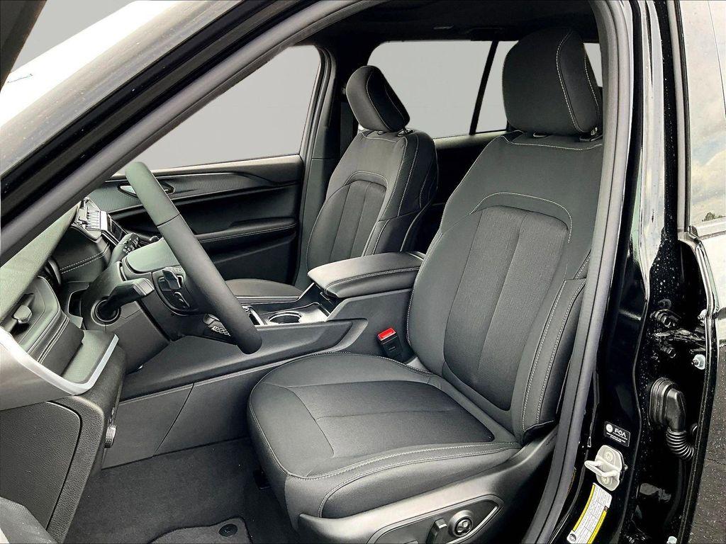 new 2026 Jeep Grand Cherokee car, priced at $38,837