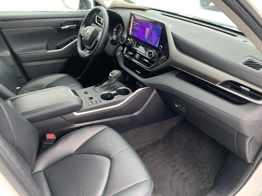 used 2023 Toyota Highlander car, priced at $32,906