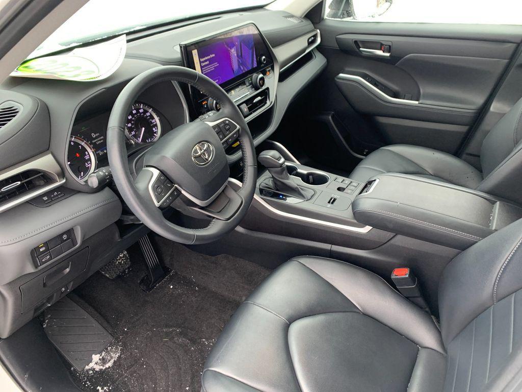 used 2023 Toyota Highlander car, priced at $32,906