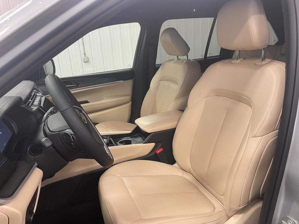 used 2024 Jeep Grand Cherokee car, priced at $39,900