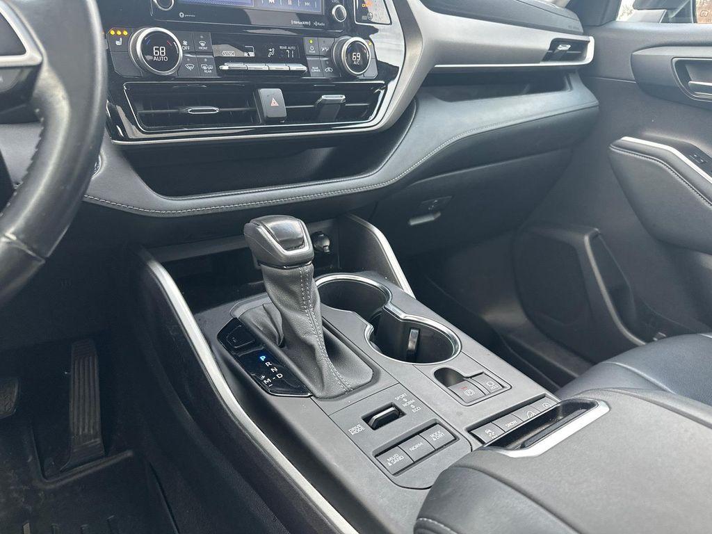 used 2022 Toyota Highlander car, priced at $31,000