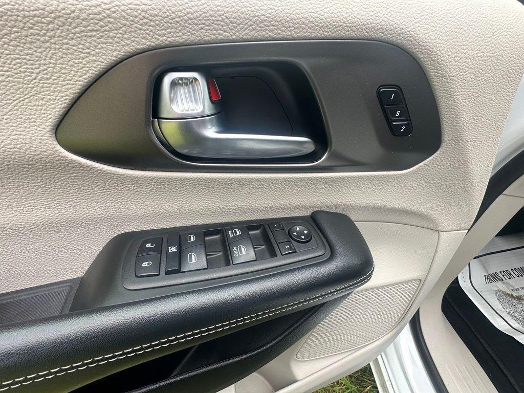 used 2023 Chrysler Pacifica car, priced at $23,704