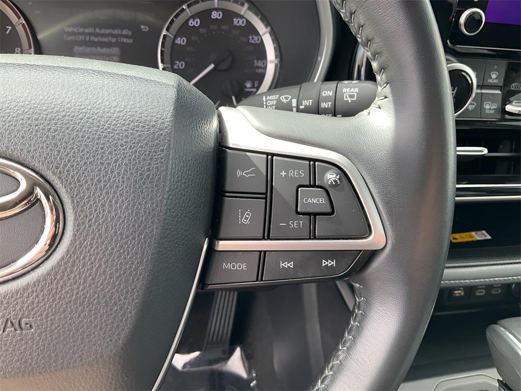 used 2024 Toyota Highlander car, priced at $35,899