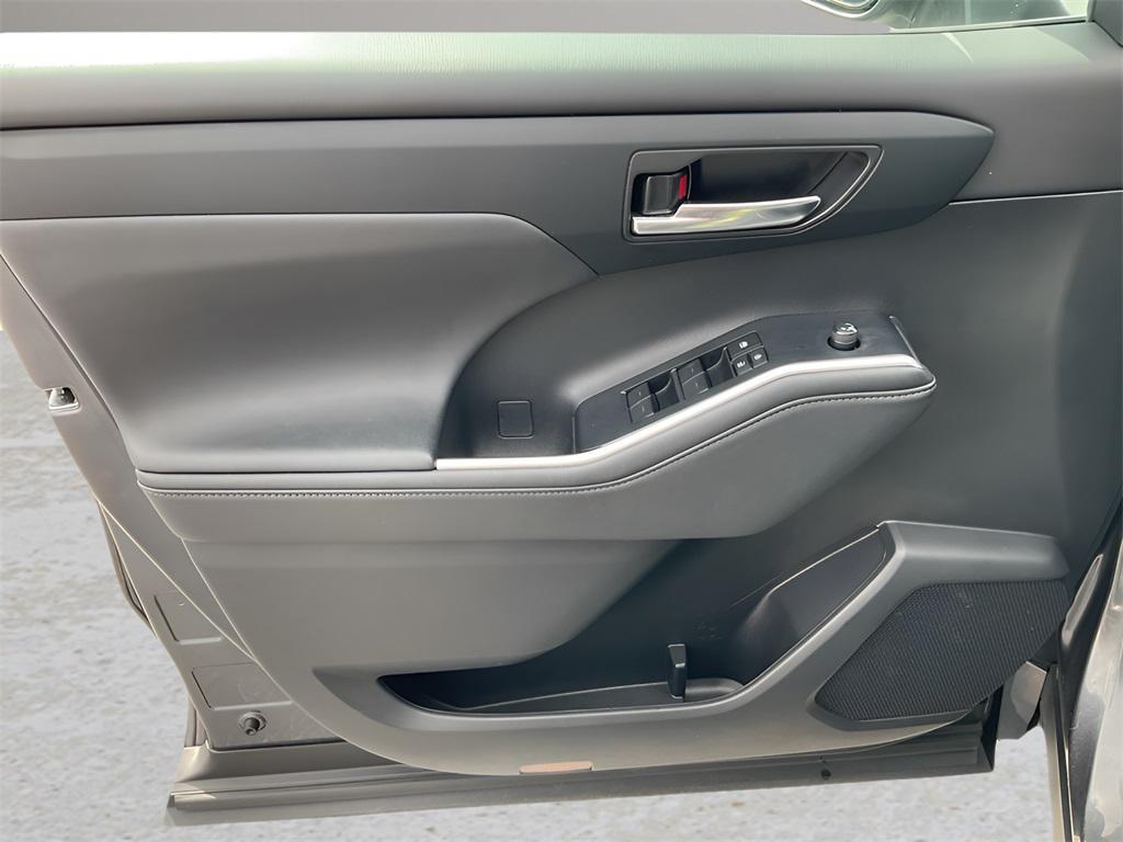 used 2024 Toyota Highlander car, priced at $35,899