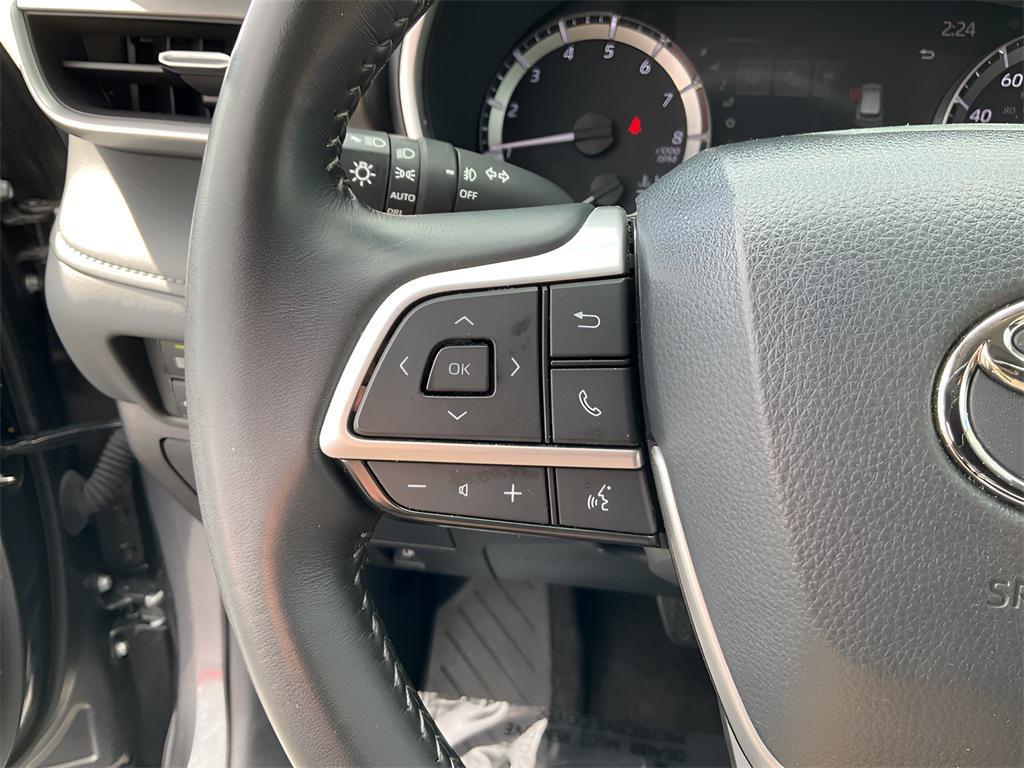 used 2024 Toyota Highlander car, priced at $35,899