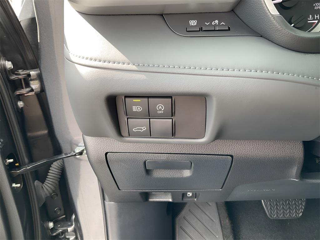used 2024 Toyota Highlander car, priced at $35,899