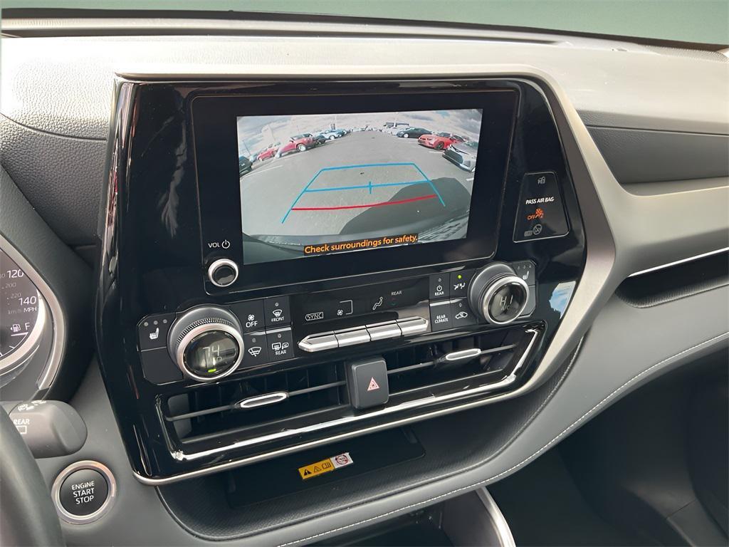 used 2024 Toyota Highlander car, priced at $35,899