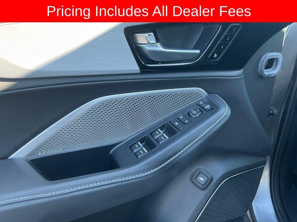 used 2024 Acura MDX car, priced at $39,600