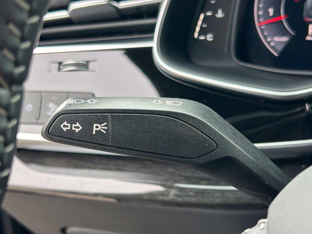 Audi Q8 view 26