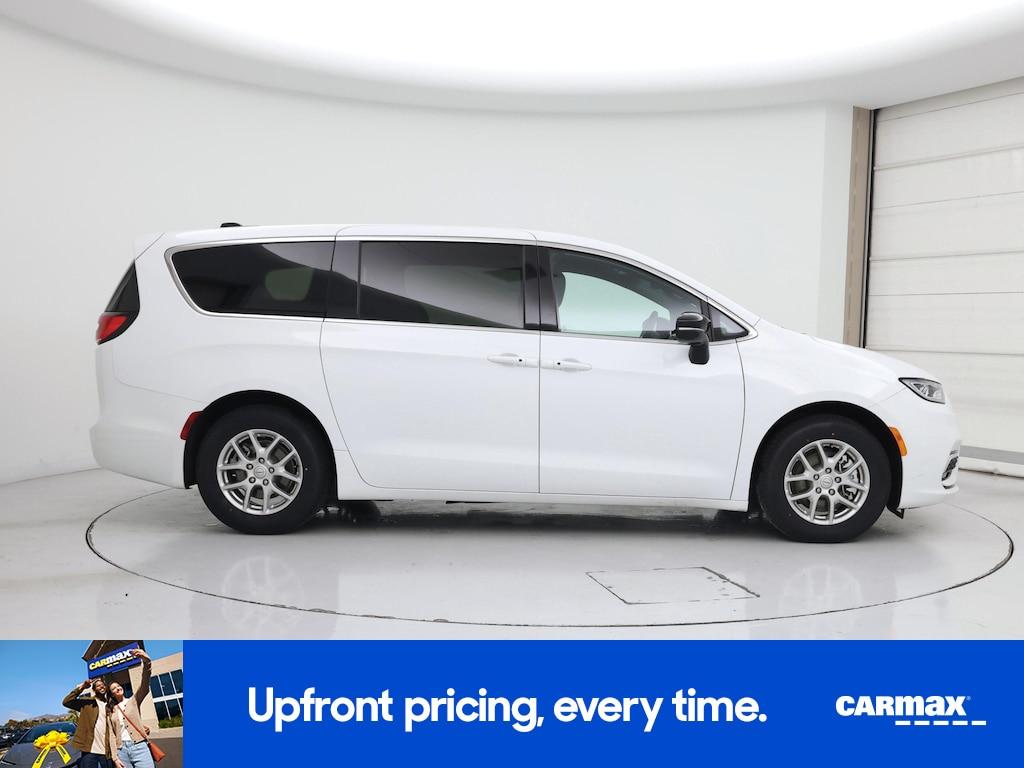 used 2025 Chrysler Pacifica car, priced at $29,998