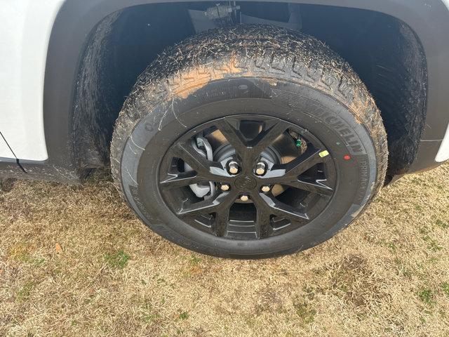 new 2026 Jeep Grand Cherokee car, priced at $39,995