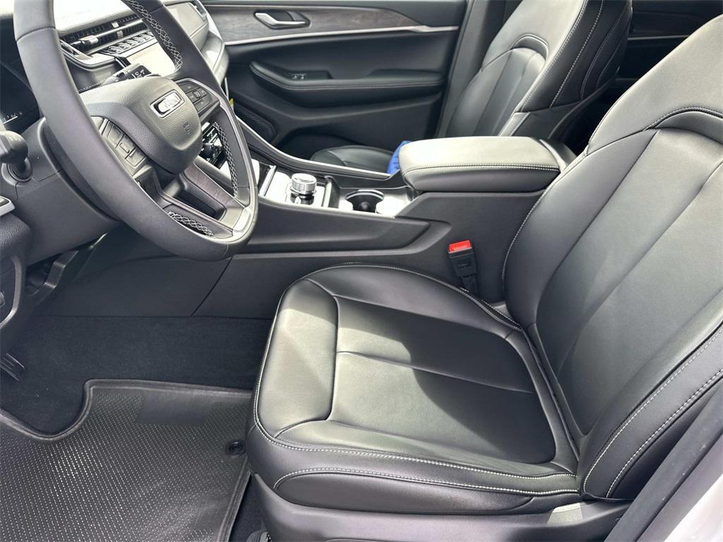 new 2025 Jeep Grand Cherokee car, priced at $38,755