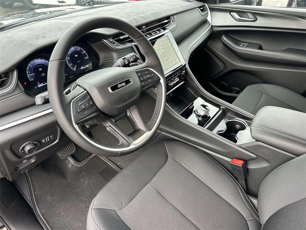 new 2025 Jeep Grand Cherokee car, priced at $33,555