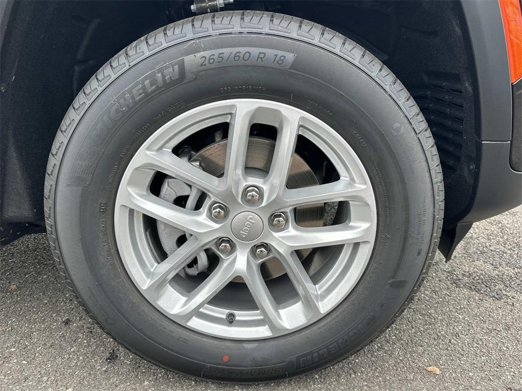 new 2025 Jeep Grand Cherokee car, priced at $33,555