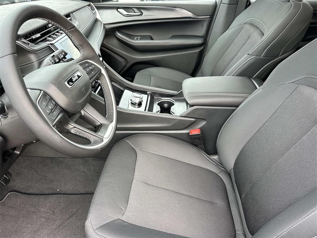 new 2025 Jeep Grand Cherokee car, priced at $33,555