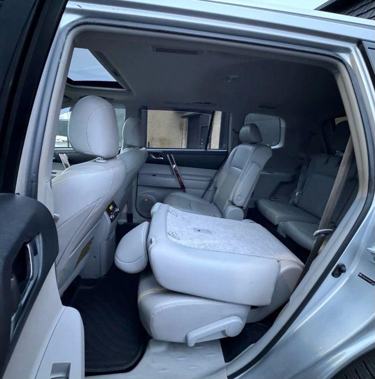 used 2013 Toyota Highlander Hybrid car, priced at $9,995