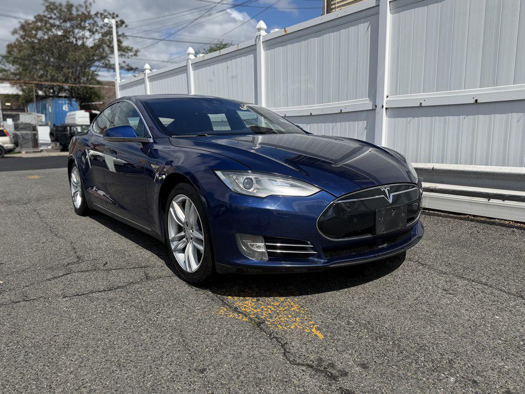 Tesla Model S view 3