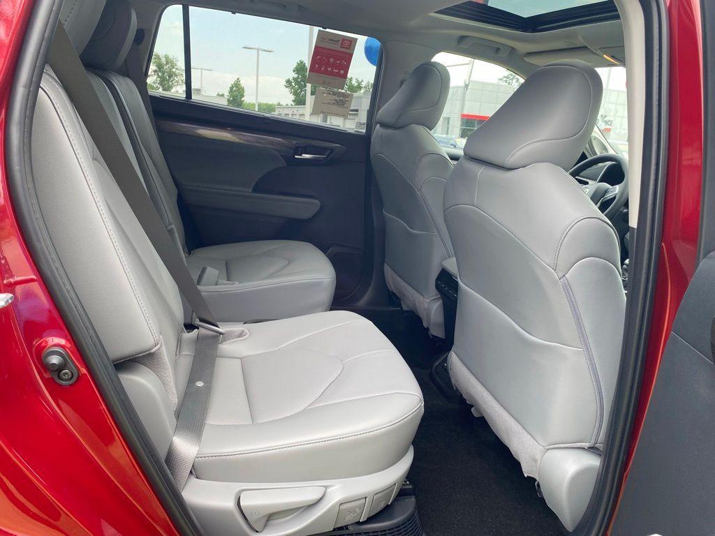 new 2026 Toyota Highlander Hybrid car, priced at $58,492
