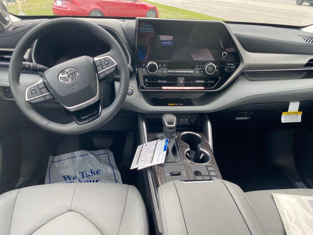new 2026 Toyota Highlander Hybrid car, priced at $58,492