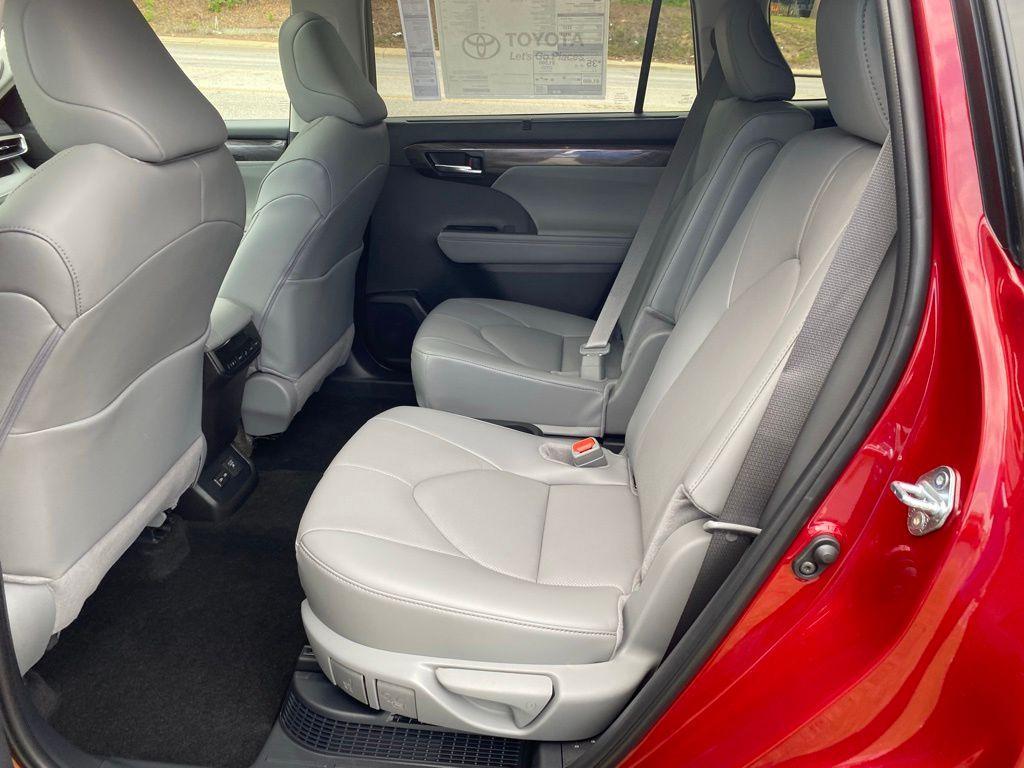 new 2026 Toyota Highlander Hybrid car, priced at $58,492