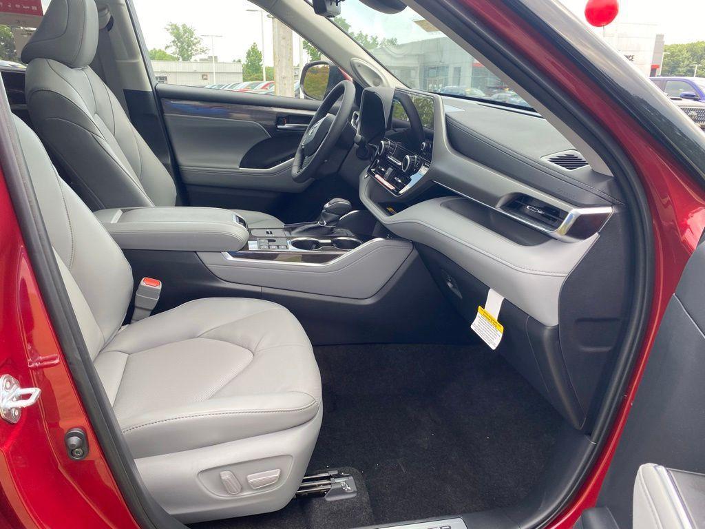 new 2026 Toyota Highlander Hybrid car, priced at $58,492
