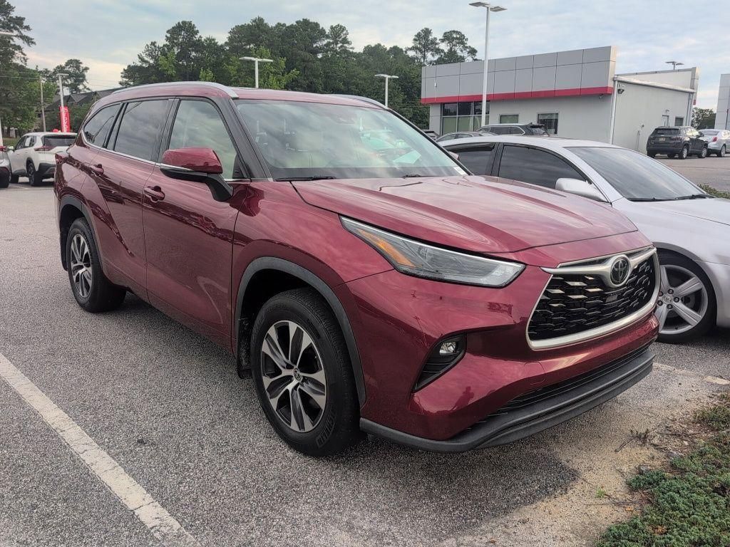 used 2022 Toyota Highlander car, priced at $35,499