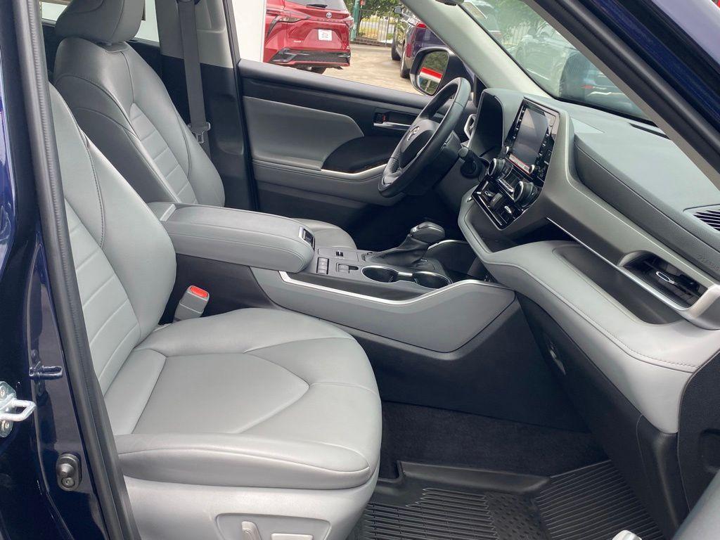 used 2022 Toyota Highlander car, priced at $38,997