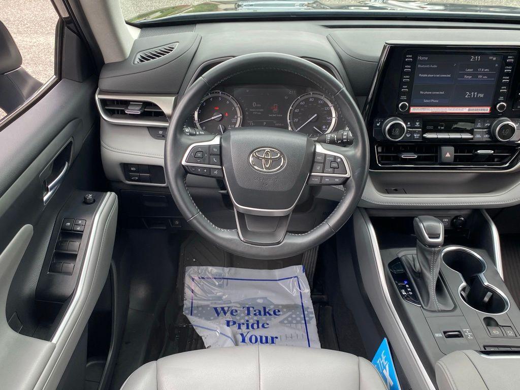 used 2022 Toyota Highlander car, priced at $38,997