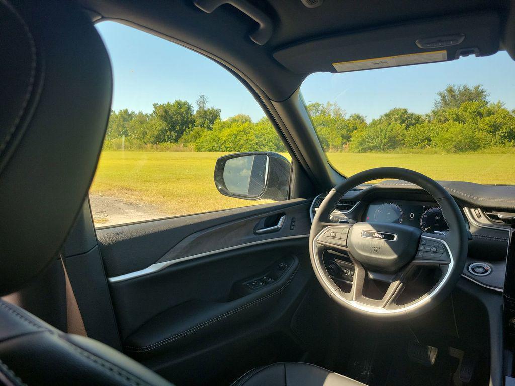 new 2025 Jeep Grand Cherokee car, priced at $40,191