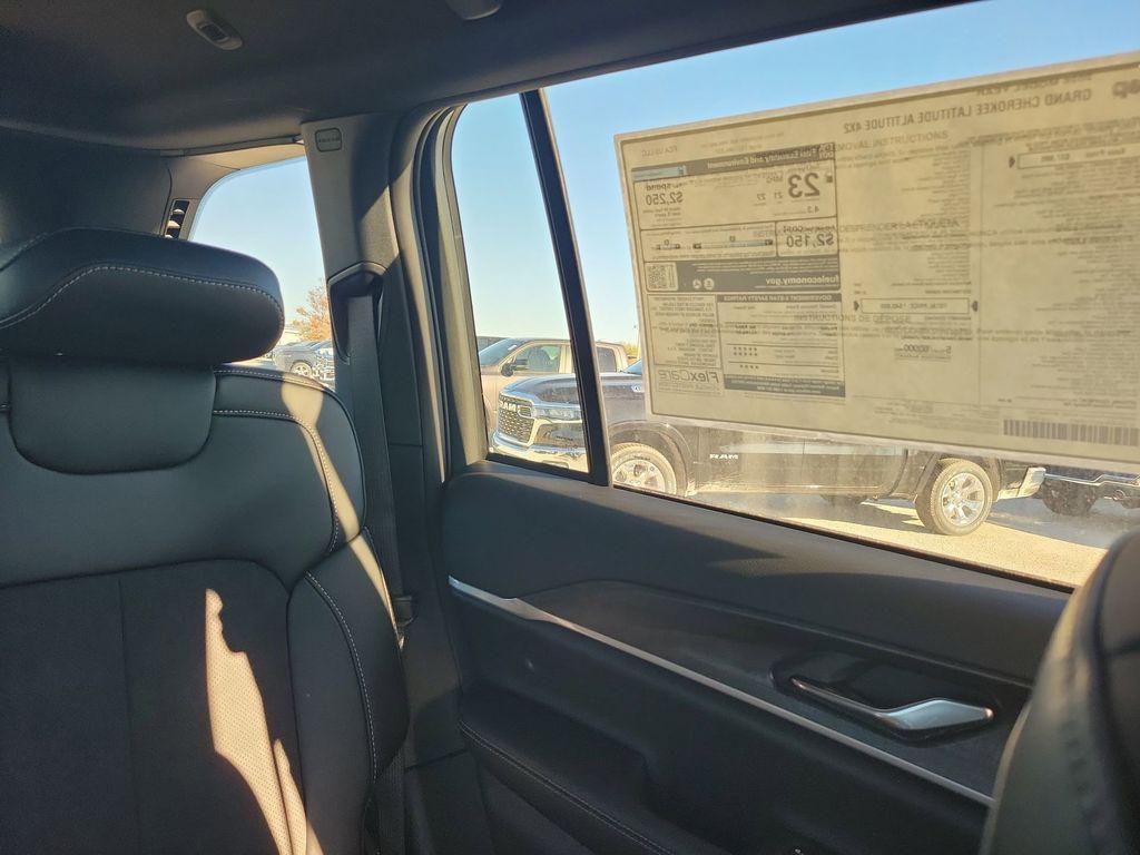 new 2026 Jeep Grand Cherokee car, priced at $45,655