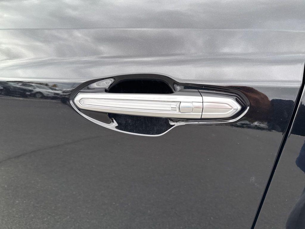 used 2025 Cadillac XT5 car, priced at $38,418