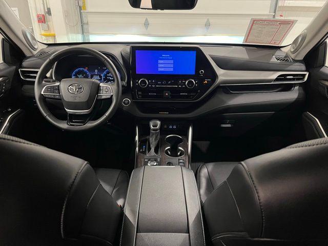 used 2025 Toyota Highlander car, priced at $54,797