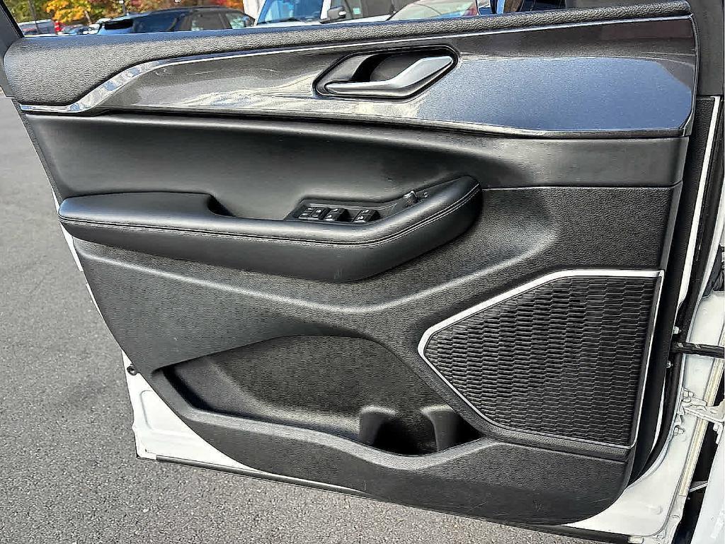 used 2022 Jeep Grand Cherokee car, priced at $29,098