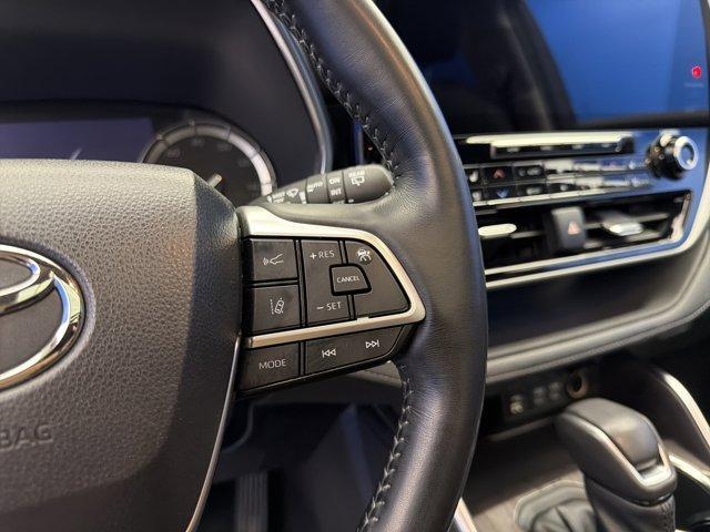 used 2022 Toyota Highlander car, priced at $31,914