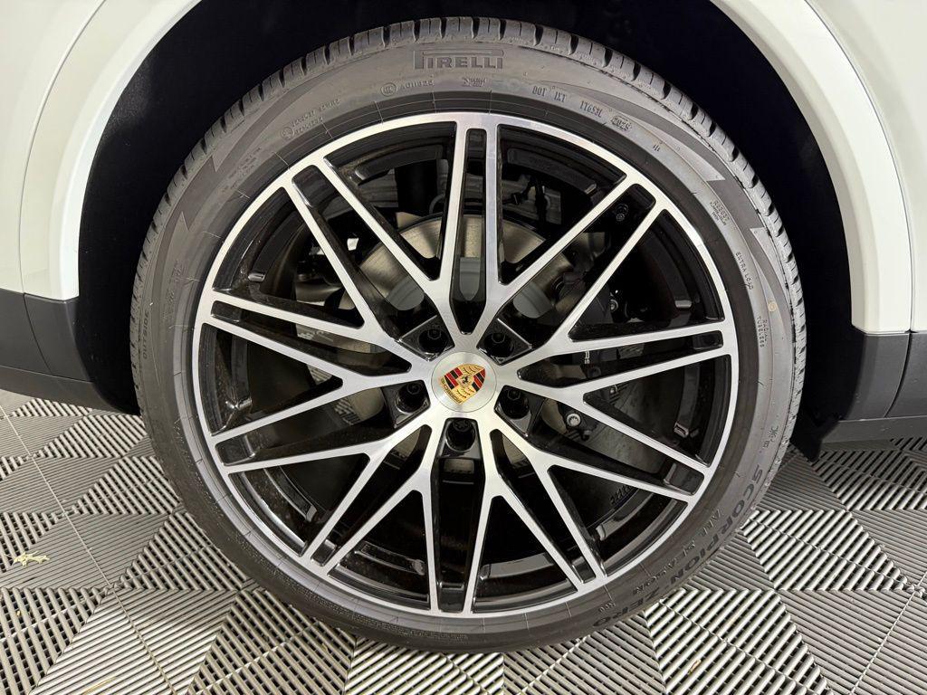 new 2025 Porsche Cayenne car, priced at $113,985