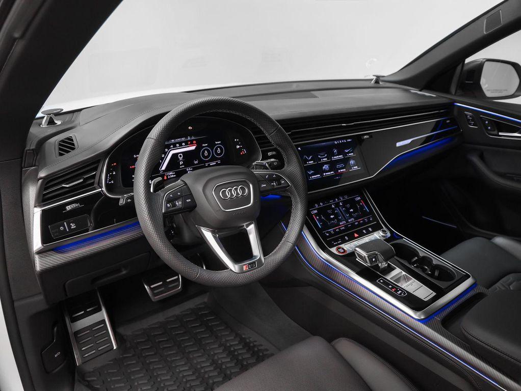 Audi RS Q8 view 4