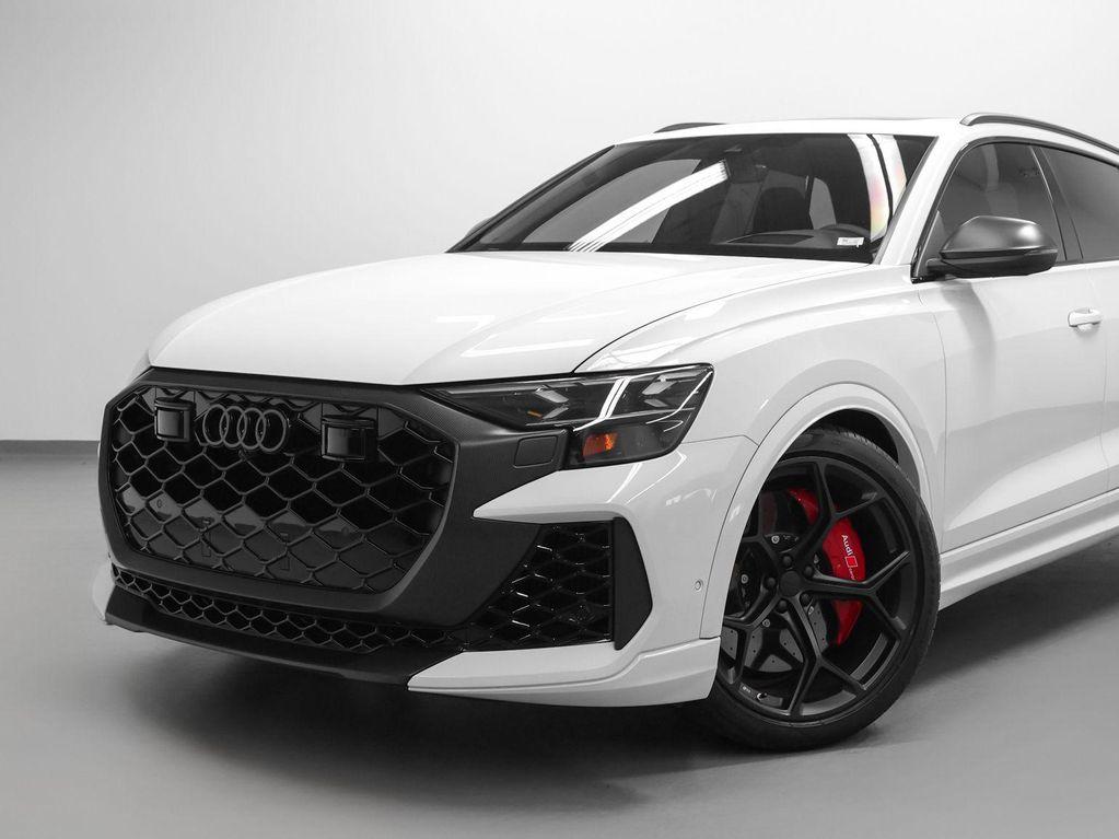 Audi RS Q8 view 6