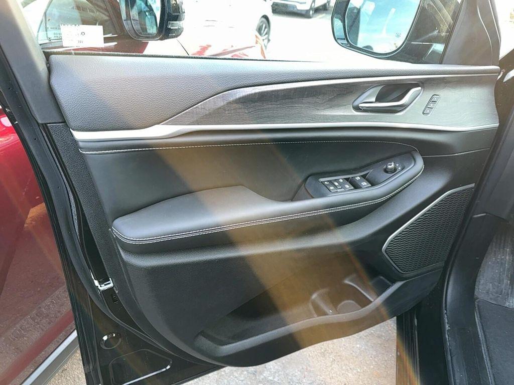 new 2026 Jeep Grand Cherokee car, priced at $57,195