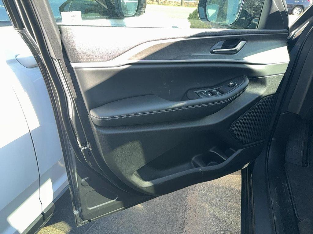 new 2026 Jeep Grand Cherokee car, priced at $49,275