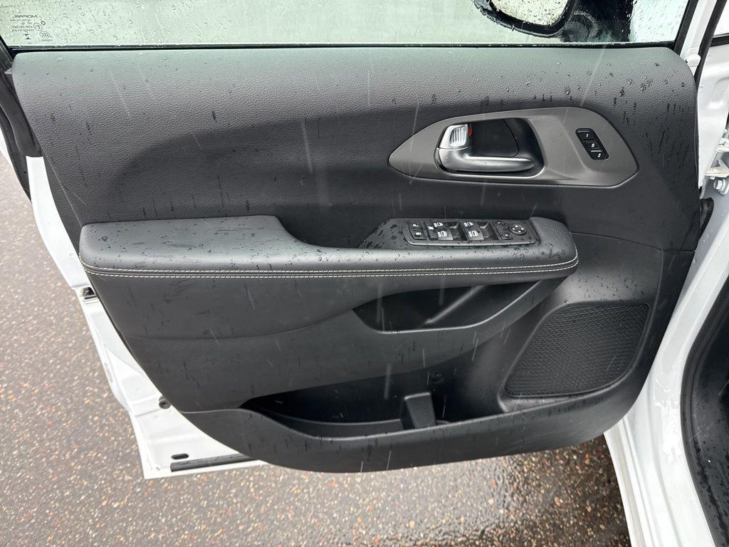 used 2025 Chrysler Pacifica car, priced at $29,484