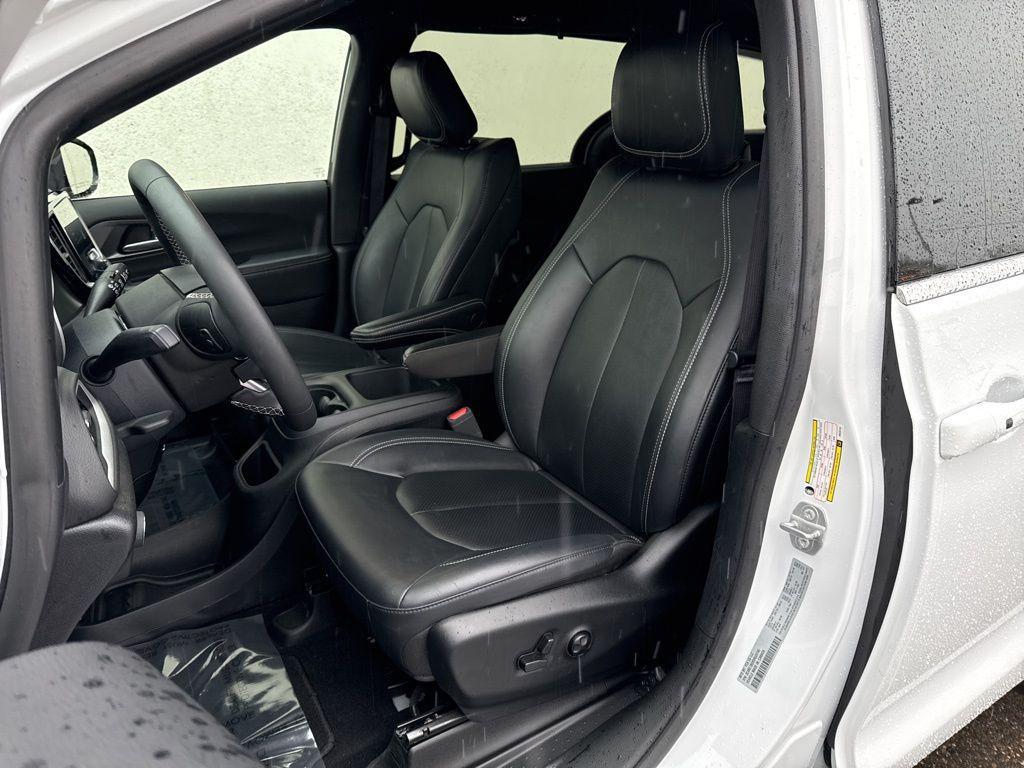 used 2025 Chrysler Pacifica car, priced at $29,484