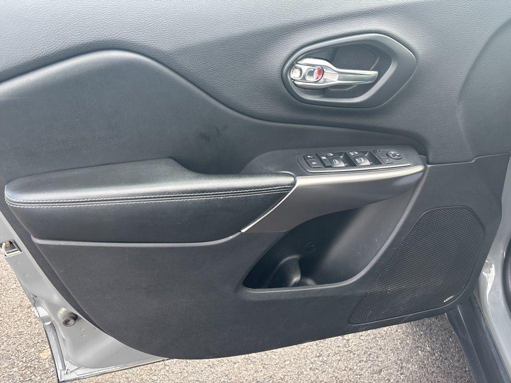 used 2019 Jeep Cherokee car, priced at $16,372