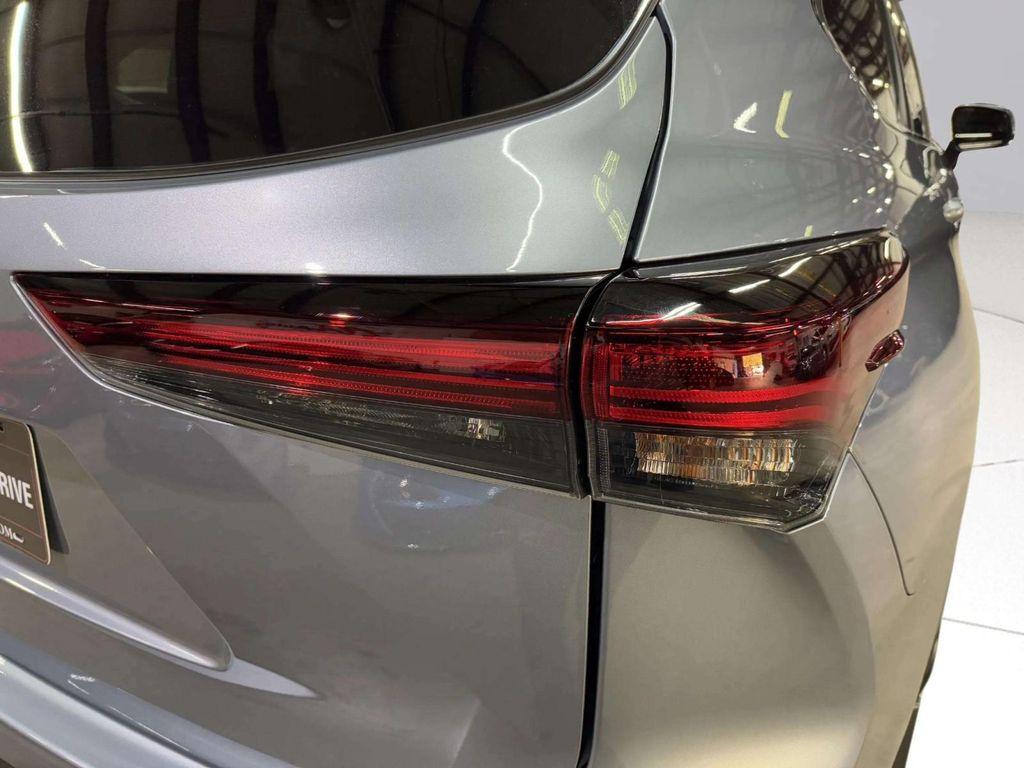 used 2024 Toyota Highlander car, priced at $32,499