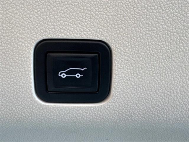 2021 Crystal White Tri-Coat Cadillac Escalade