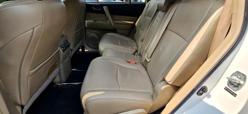 used 2013 Toyota Highlander car, priced at $15,780