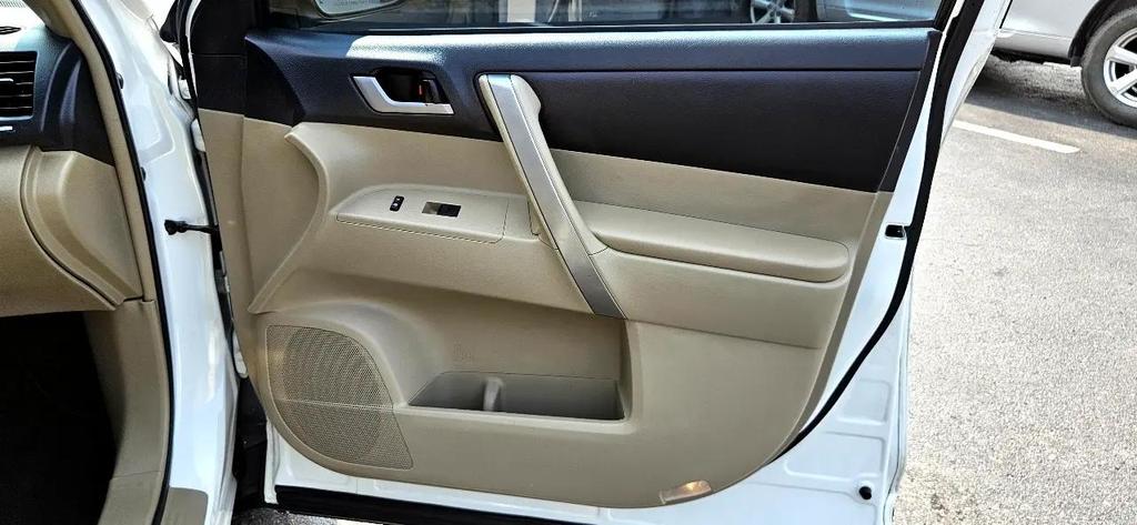 used 2013 Toyota Highlander car, priced at $15,780