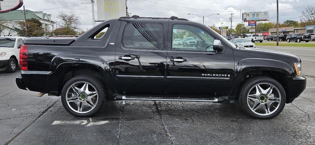 used 2007 Chevrolet Avalanche car, priced at $12,580
