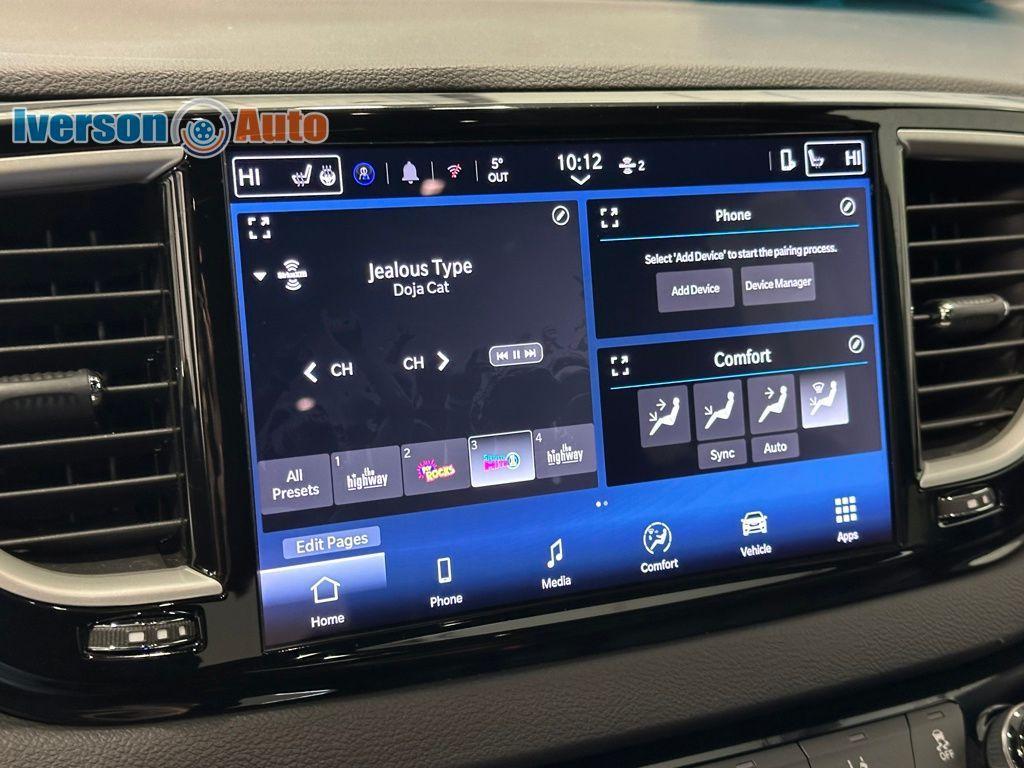 used 2025 Chrysler Pacifica car, priced at $29,995